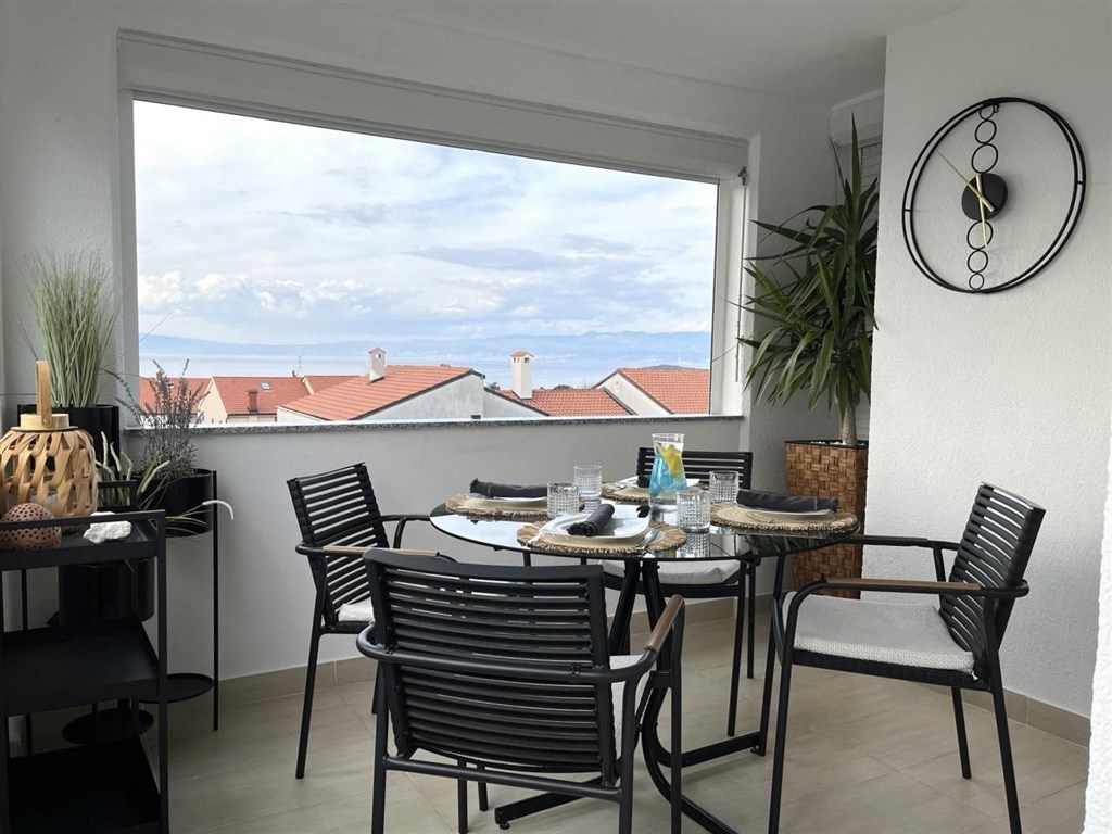 na-prodej-nove-zrekonstruovany-apartman-s-prostornym-balkonem-s-vyhledem-na-more-malinska-ostrov-krk-chorvatsko