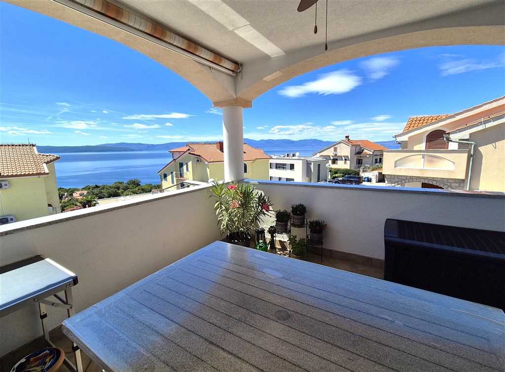 na-prodej-prostorny-apartman-s-krasnym-vyhledem-na-more-njivice-ostrov-krk-chorvatsko