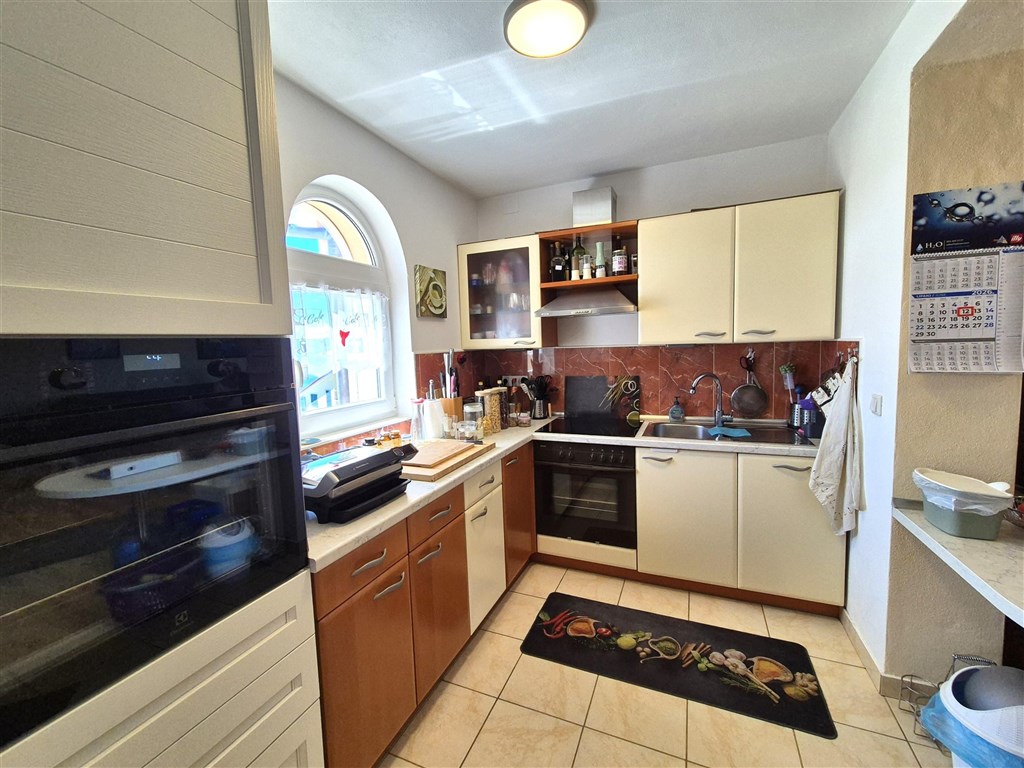 na-prodej-prostorny-apartman-s-krasnym-vyhledem-na-more-njivice-ostrov-krk-chorvatsko