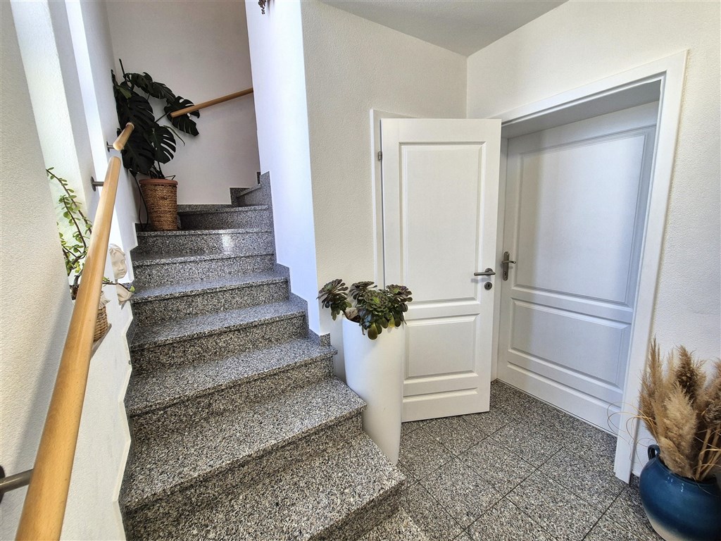 na-prodej-prostorny-apartman-s-krasnym-vyhledem-na-more-njivice-ostrov-krk-chorvatsko