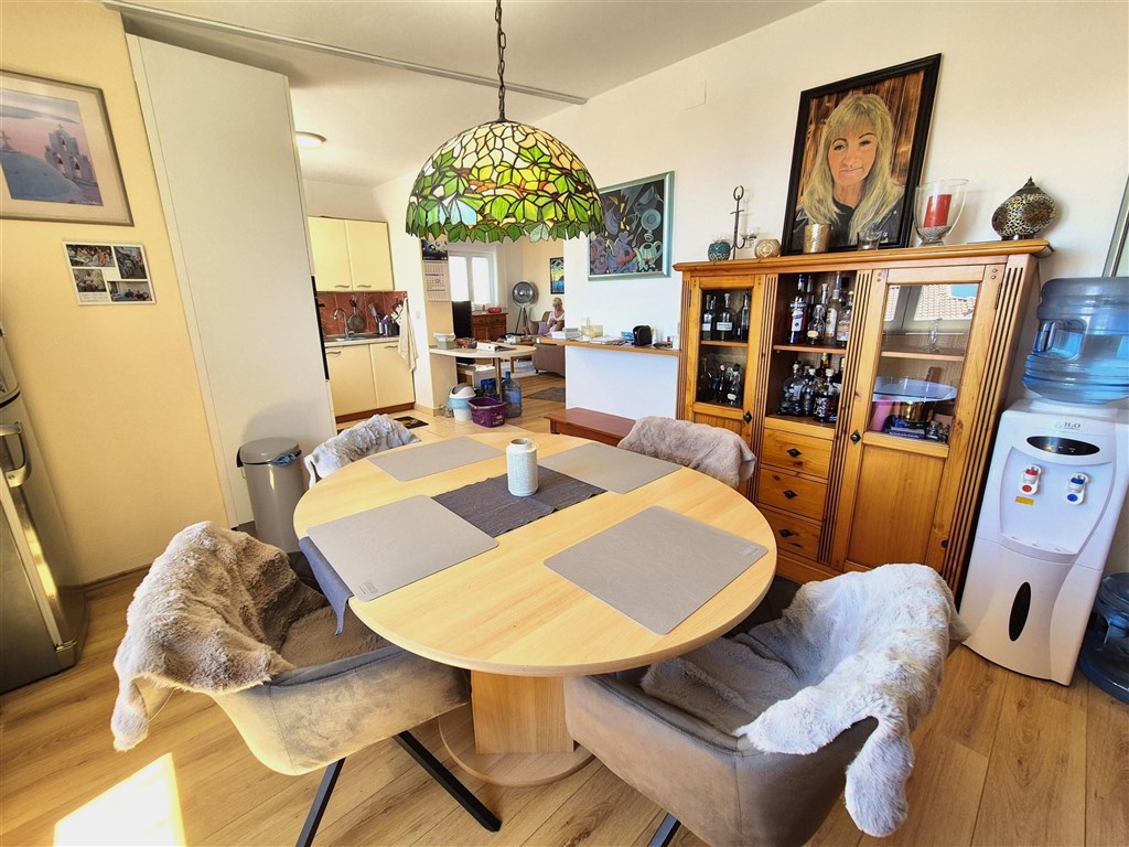 na-prodej-prostorny-apartman-s-krasnym-vyhledem-na-more-njivice-ostrov-krk-chorvatsko