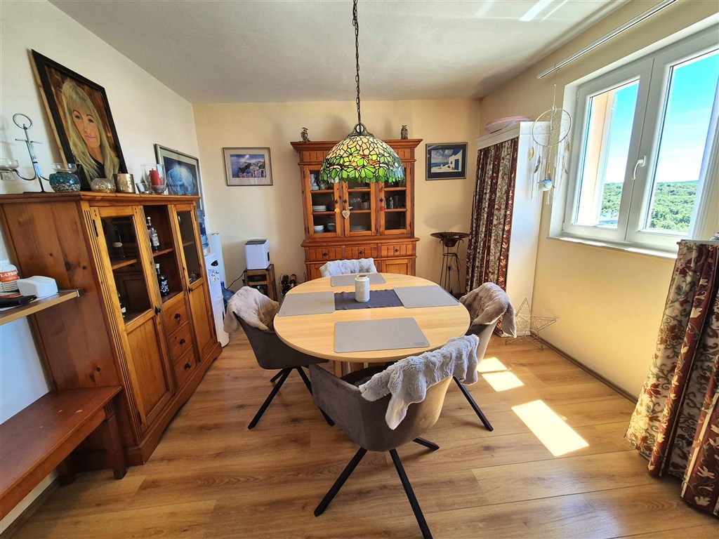 na-prodej-prostorny-apartman-s-krasnym-vyhledem-na-more-njivice-ostrov-krk-chorvatsko
