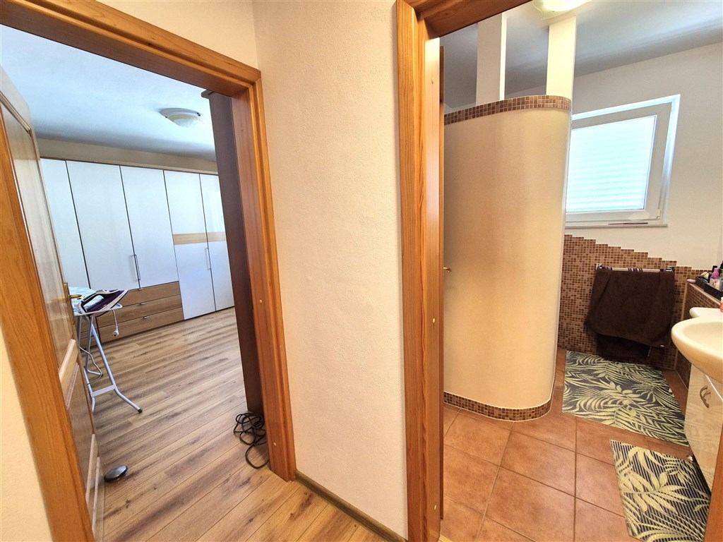 na-prodej-prostorny-apartman-s-krasnym-vyhledem-na-more-njivice-ostrov-krk-chorvatsko