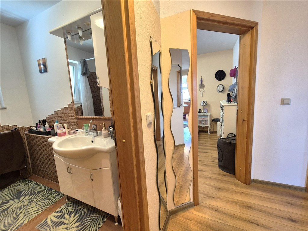 na-prodej-prostorny-apartman-s-krasnym-vyhledem-na-more-njivice-ostrov-krk-chorvatsko