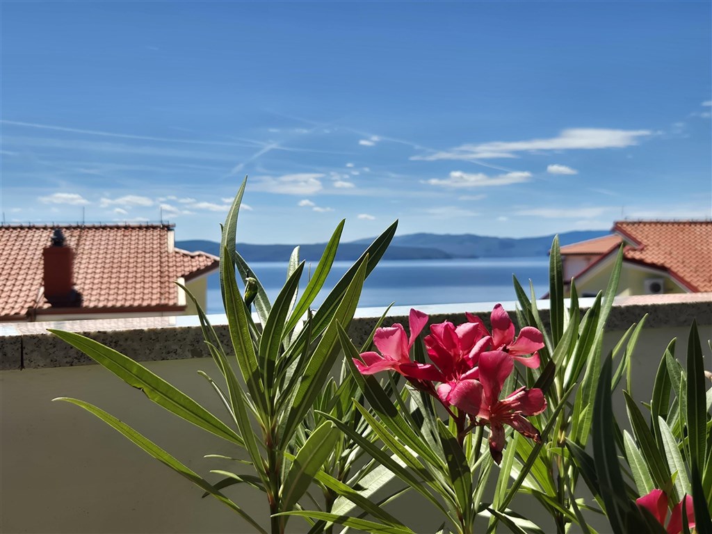 na-prodej-prostorny-apartman-s-krasnym-vyhledem-na-more-njivice-ostrov-krk-chorvatsko
