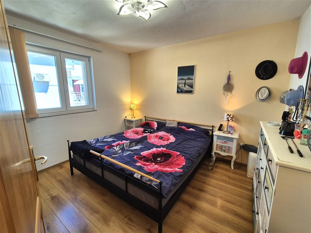 na-prodej-prostorny-apartman-s-krasnym-vyhledem-na-more-njivice-ostrov-krk-chorvatsko