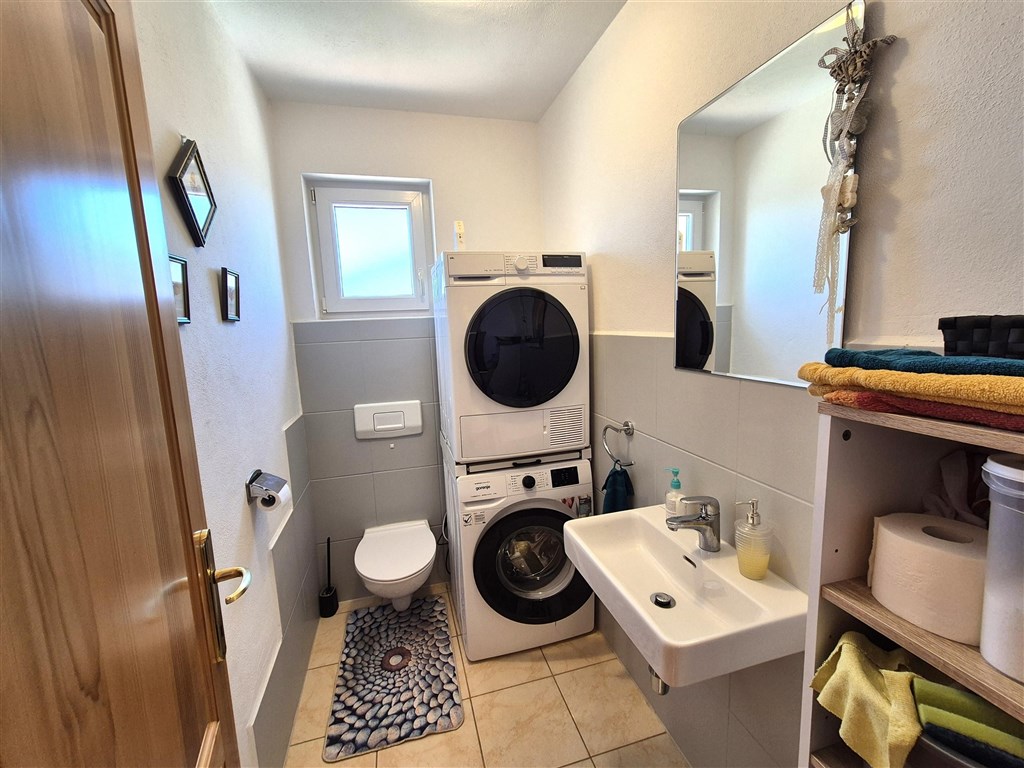 na-prodej-prostorny-apartman-s-krasnym-vyhledem-na-more-njivice-ostrov-krk-chorvatsko