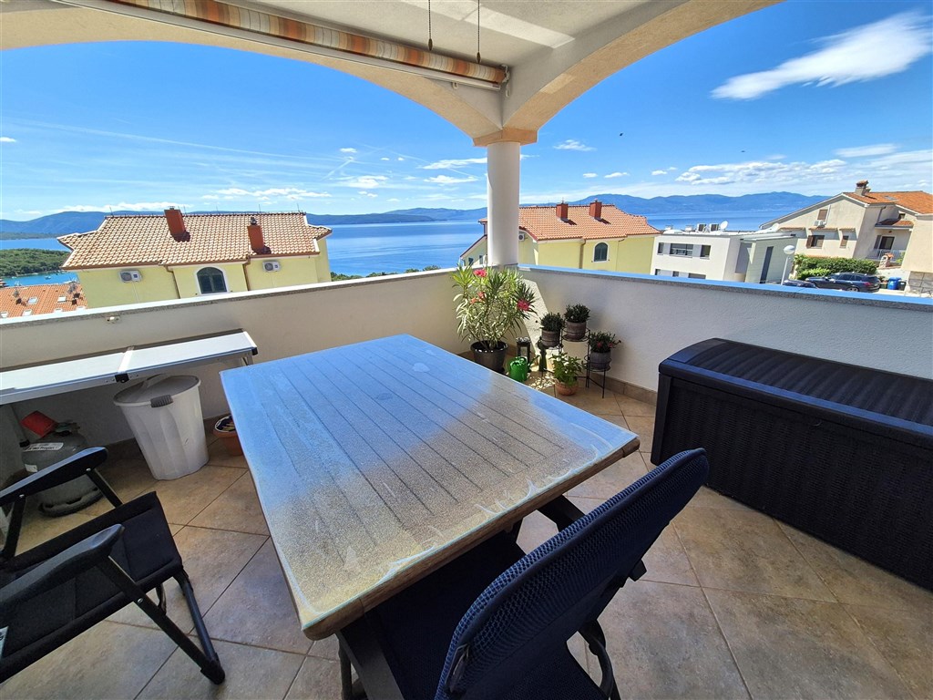 na-prodej-prostorny-apartman-s-krasnym-vyhledem-na-more-njivice-ostrov-krk-chorvatsko
