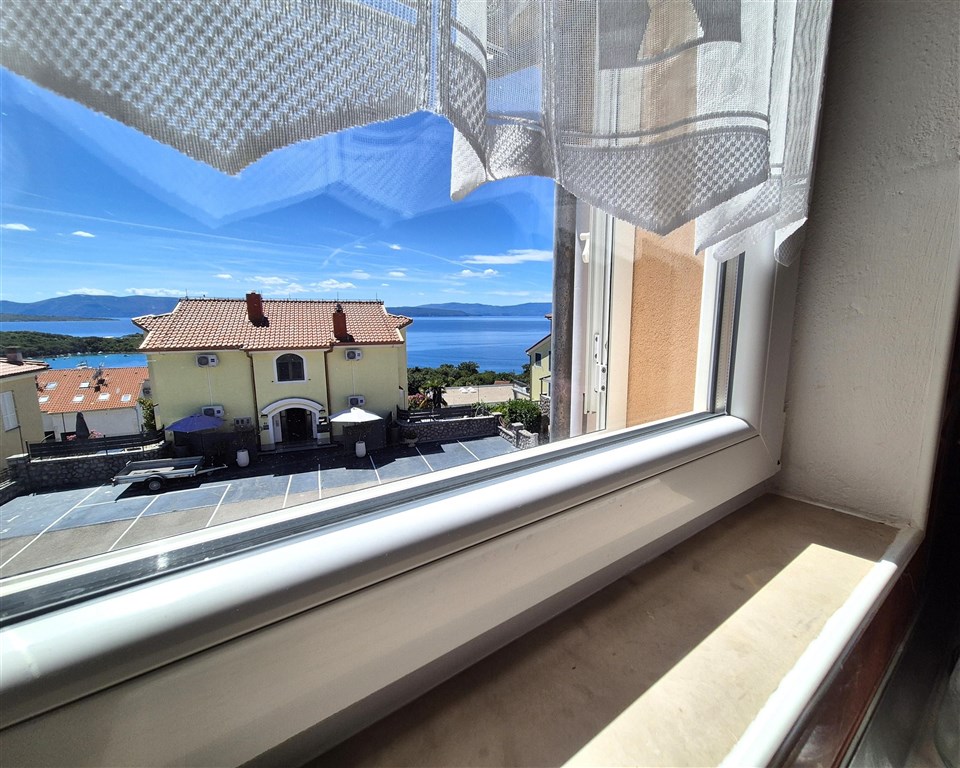 na-prodej-prostorny-apartman-s-krasnym-vyhledem-na-more-njivice-ostrov-krk-chorvatsko