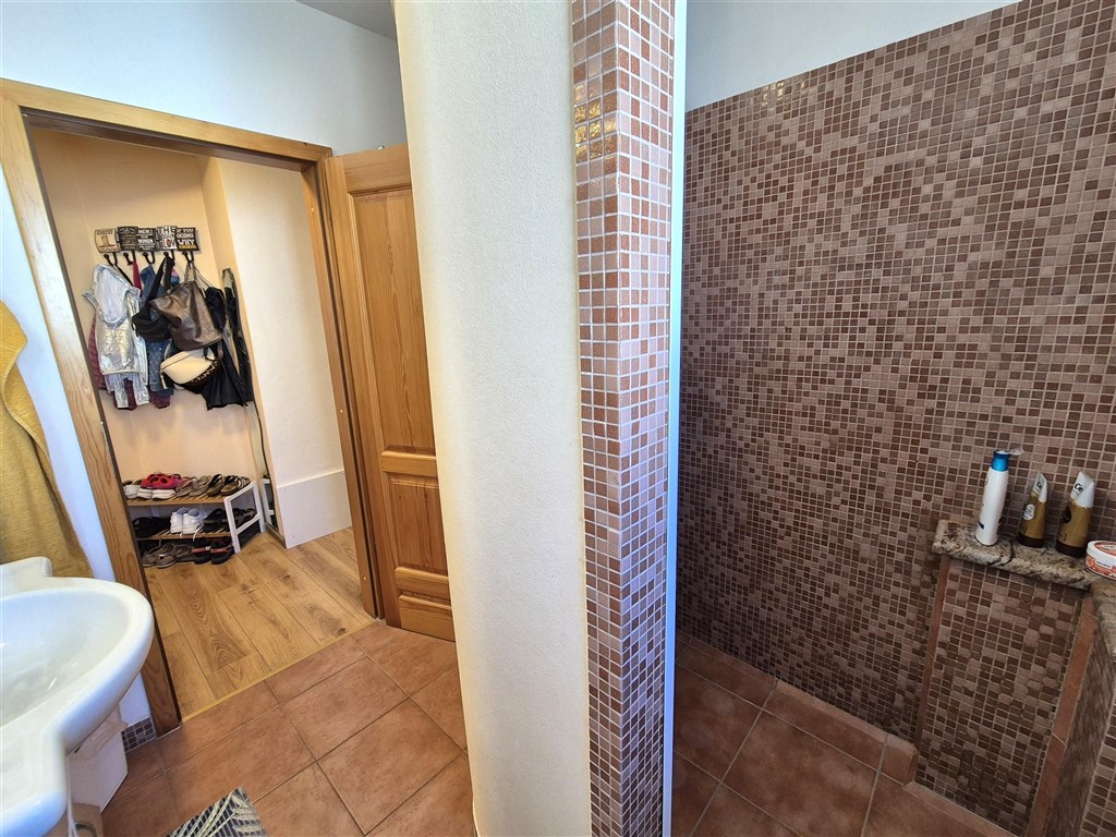 na-prodej-prostorny-apartman-s-krasnym-vyhledem-na-more-njivice-ostrov-krk-chorvatsko