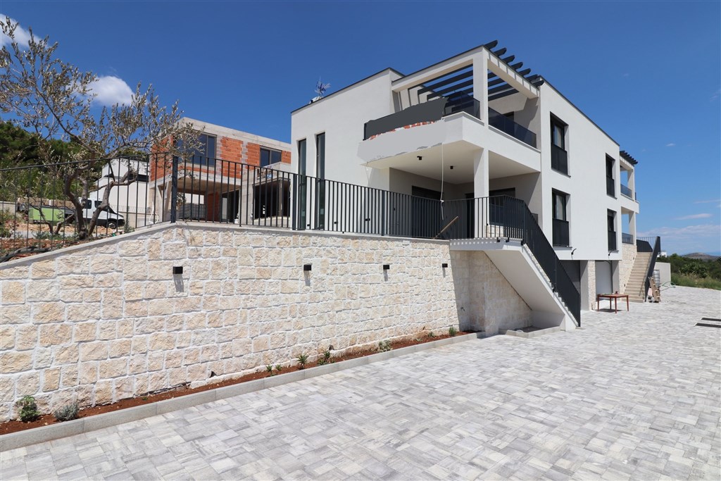 na-prodej-moderni-rodinny-dum-s-bazenem-garazi-pro-dve-auta-a-panoramatickym-vyhledem-na-more-vodice-chorvatsko