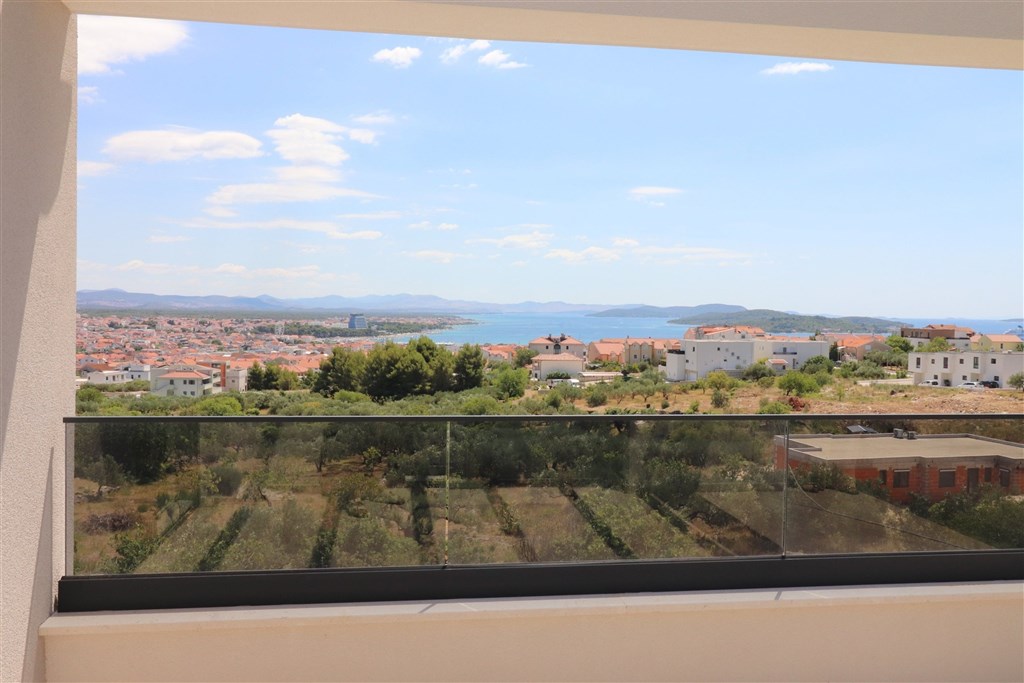 na-prodej-moderni-rodinny-dum-s-bazenem-garazi-pro-dve-auta-a-panoramatickym-vyhledem-na-more-vodice-chorvatsko