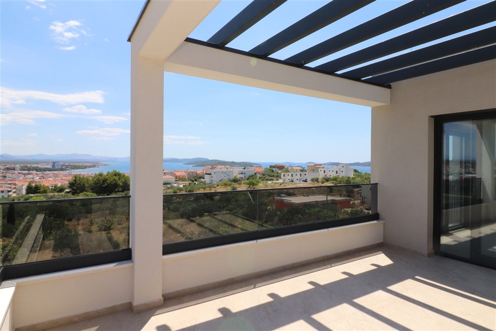 na-prodej-moderni-rodinny-dum-s-bazenem-garazi-pro-dve-auta-a-panoramatickym-vyhledem-na-more-vodice-chorvatsko