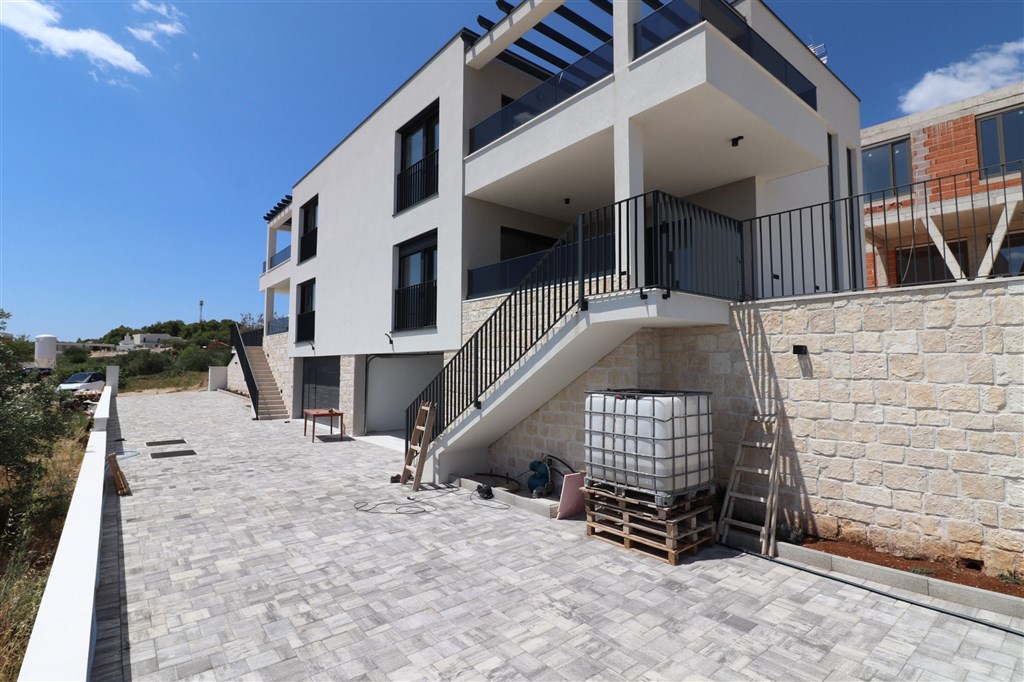 na-prodej-moderni-rodinny-dum-s-bazenem-garazi-pro-dve-auta-a-panoramatickym-vyhledem-na-more-vodice-chorvatsko