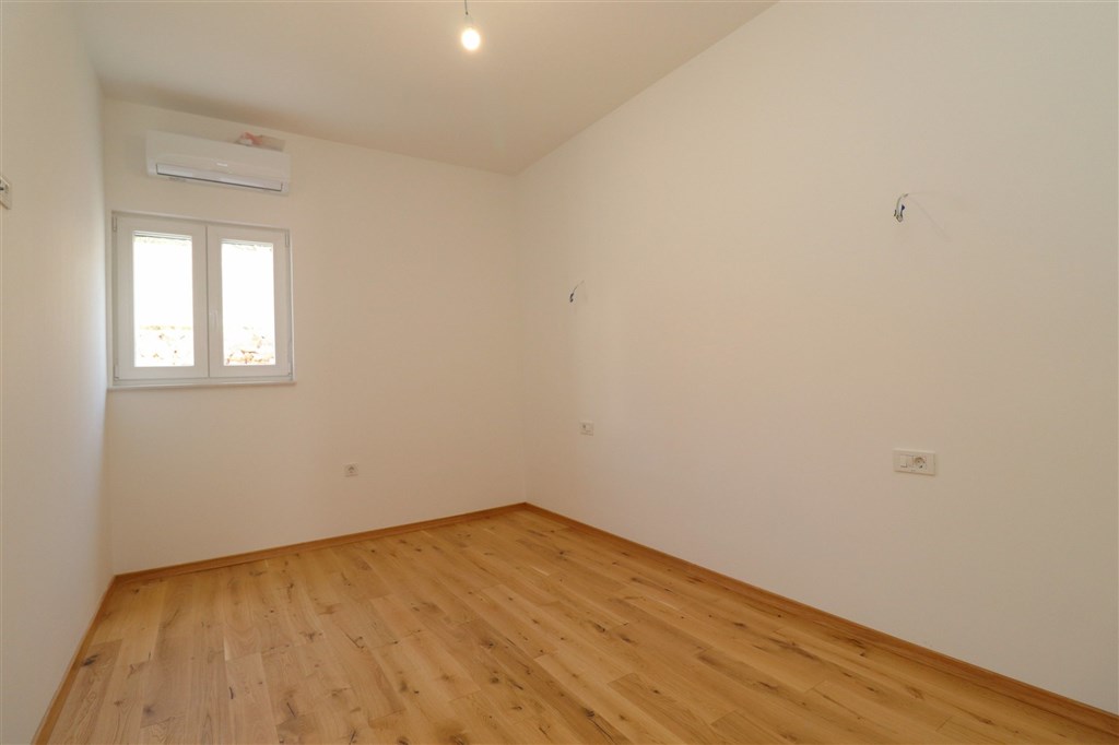 na-prodej-moderni-novy-apartman-se-tremi-loznicemi-s-velkou-terasou-v-prvni-rade-od-more-spardici-grebastica-chorvatsko