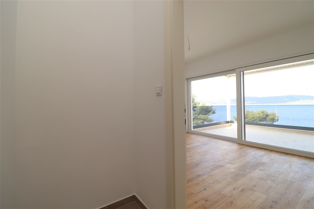 na-prodej-moderni-novy-apartman-se-tremi-loznicemi-s-velkou-terasou-v-prvni-rade-od-more-spardici-grebastica-chorvatsko