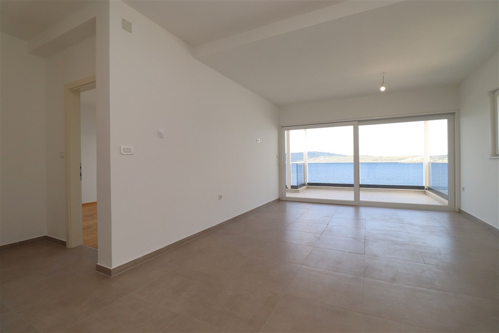 na-prodej-moderni-novy-apartman-se-tremi-loznicemi-s-velkou-terasou-v-prvni-rade-od-more-spardici-grebastica-chorvatsko