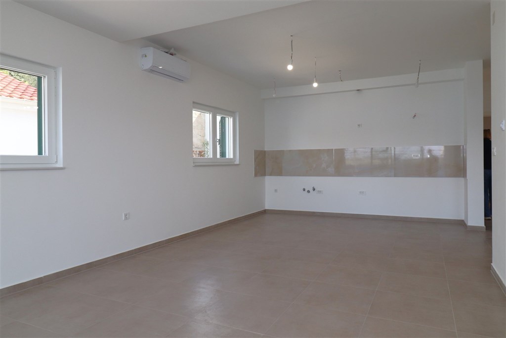 na-prodej-moderni-novy-apartman-se-tremi-loznicemi-s-velkou-terasou-v-prvni-rade-od-more-spardici-grebastica-chorvatsko