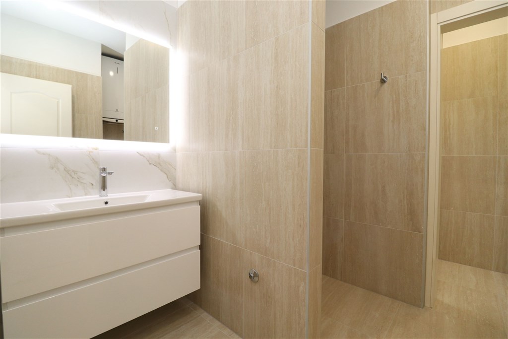 na-prodej-moderni-novy-apartman-se-tremi-loznicemi-s-velkou-terasou-v-prvni-rade-od-more-spardici-grebastica-chorvatsko