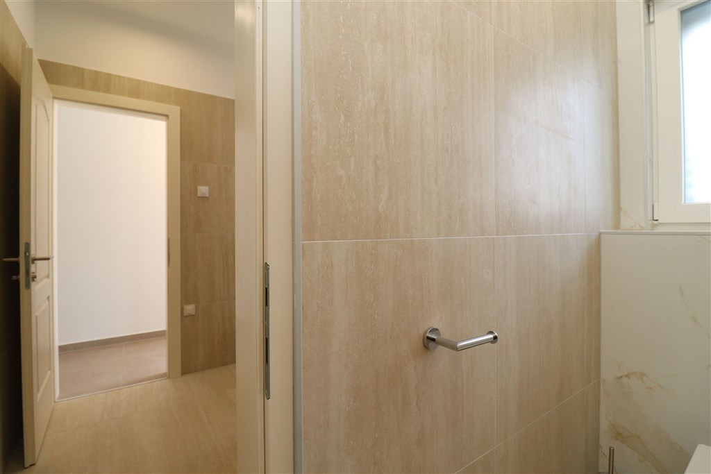na-prodej-moderni-novy-apartman-se-tremi-loznicemi-s-velkou-terasou-v-prvni-rade-od-more-spardici-grebastica-chorvatsko