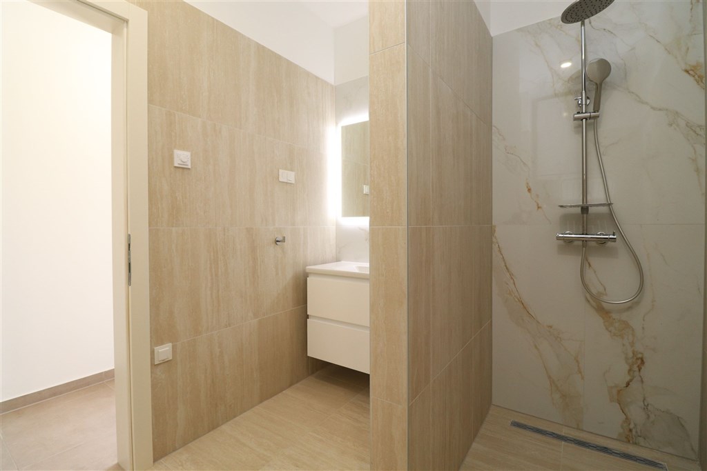 na-prodej-moderni-novy-apartman-se-tremi-loznicemi-s-velkou-terasou-v-prvni-rade-od-more-spardici-grebastica-chorvatsko