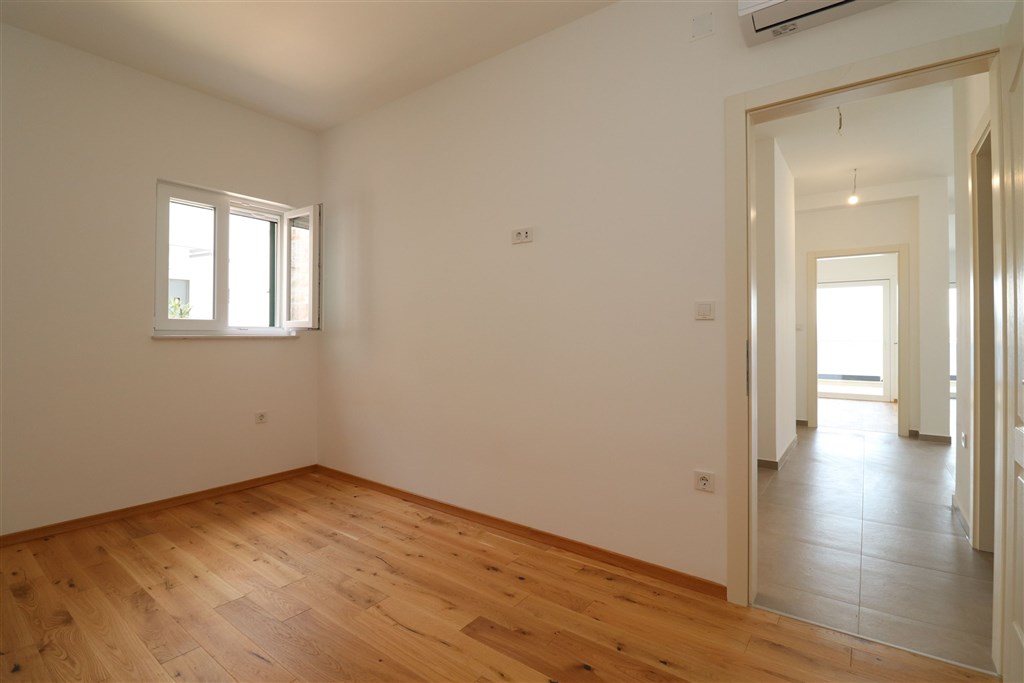 na-prodej-moderni-novy-apartman-se-tremi-loznicemi-s-velkou-terasou-v-prvni-rade-od-more-spardici-grebastica-chorvatsko