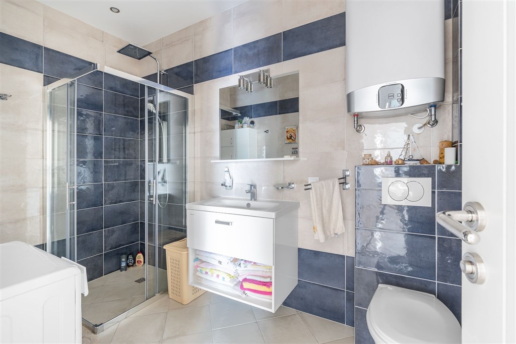 na-prodej-moderni-apartman-s-panoramatickym-vyhledem-na-more-v-becici-cerna-hora