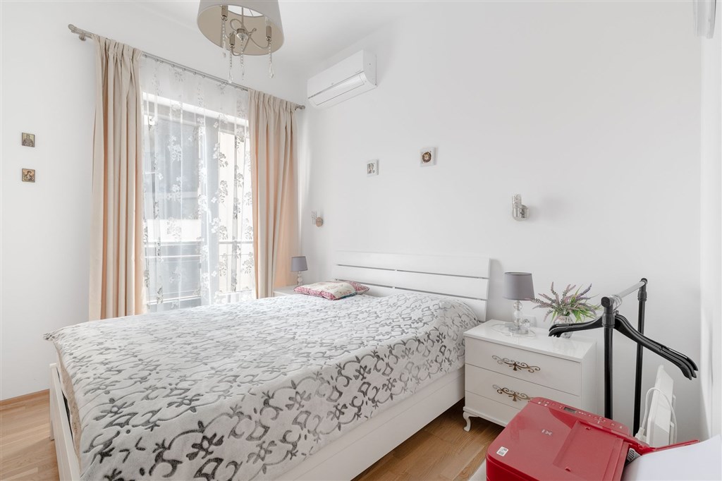 na-prodej-moderni-apartman-s-panoramatickym-vyhledem-na-more-v-becici-cerna-hora