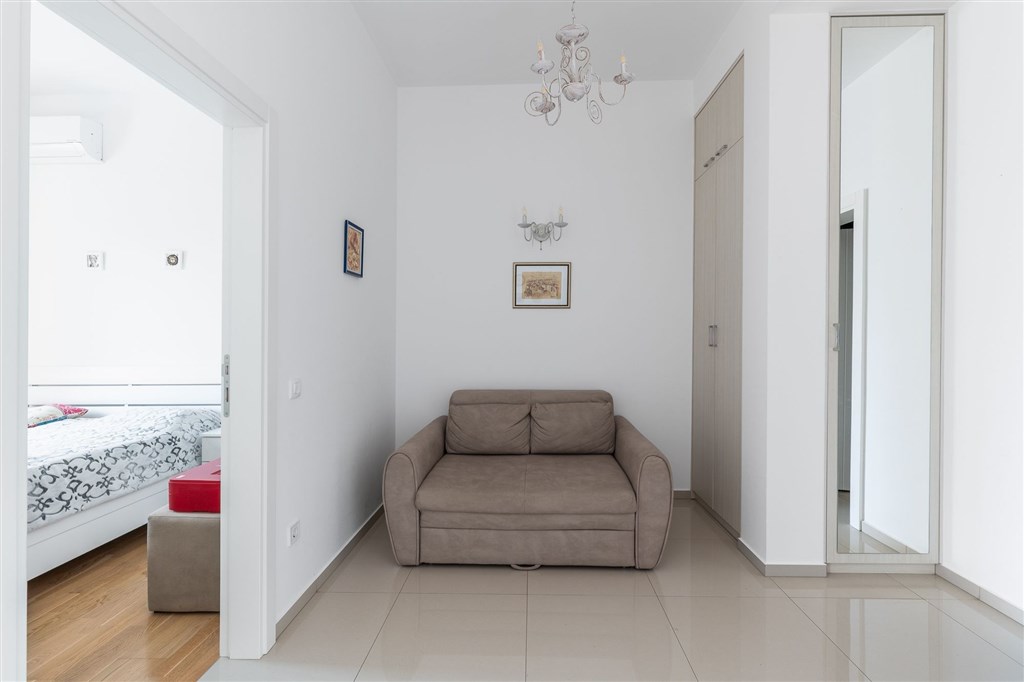 na-prodej-moderni-apartman-s-panoramatickym-vyhledem-na-more-v-becici-cerna-hora