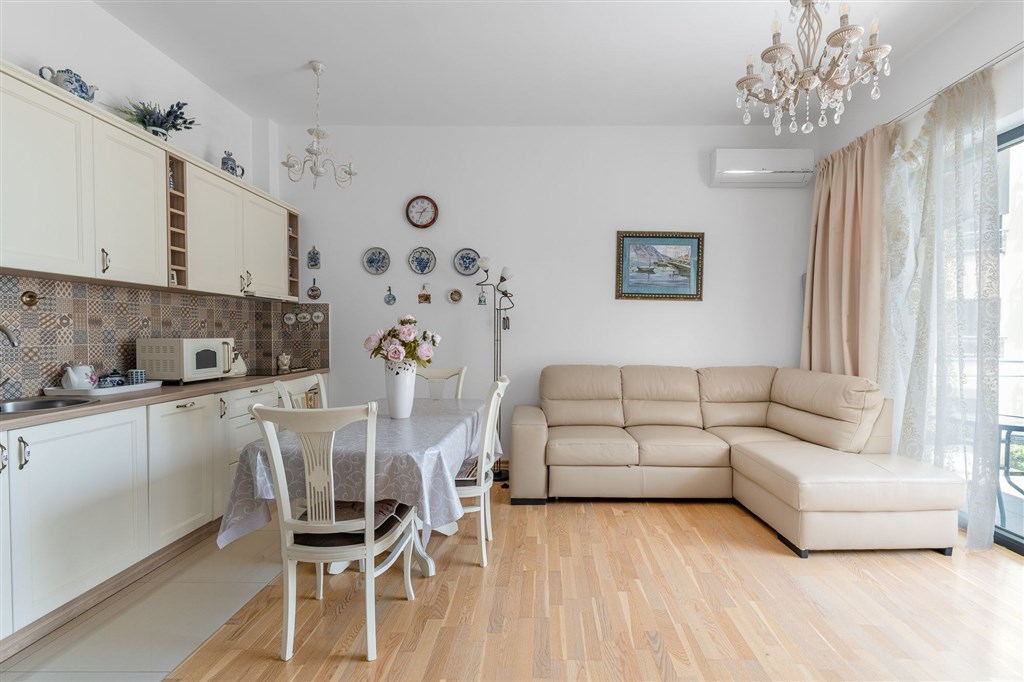 na-prodej-moderni-apartman-s-panoramatickym-vyhledem-na-more-v-becici-cerna-hora