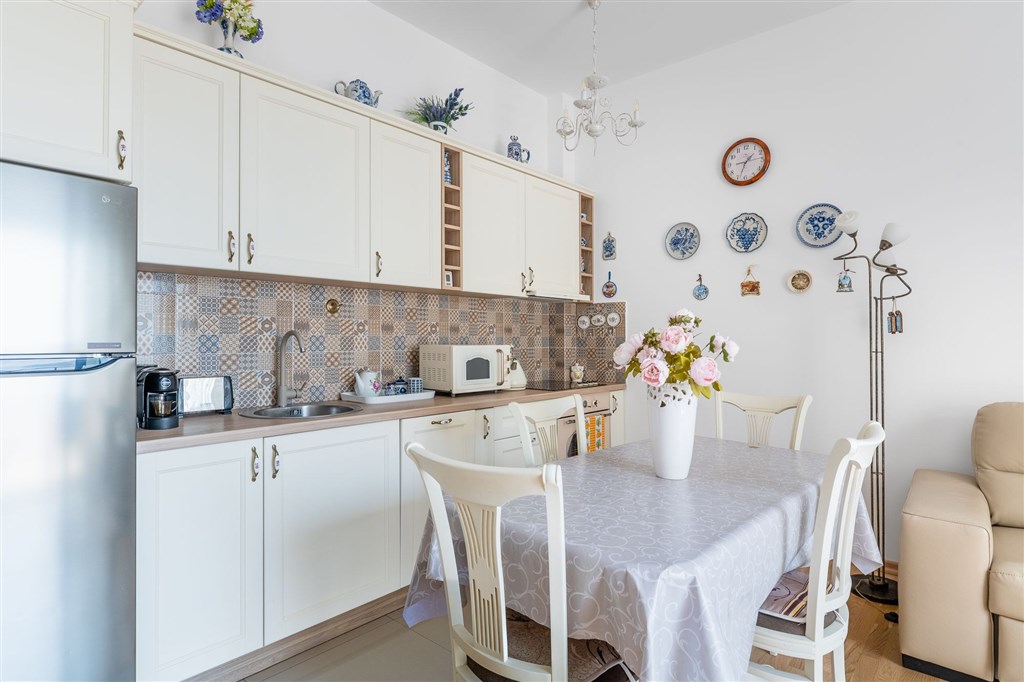 na-prodej-moderni-apartman-s-panoramatickym-vyhledem-na-more-v-becici-cerna-hora