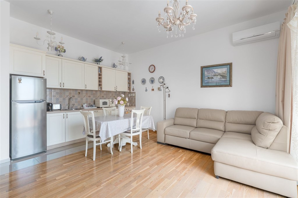 na-prodej-moderni-apartman-s-panoramatickym-vyhledem-na-more-v-becici-cerna-hora