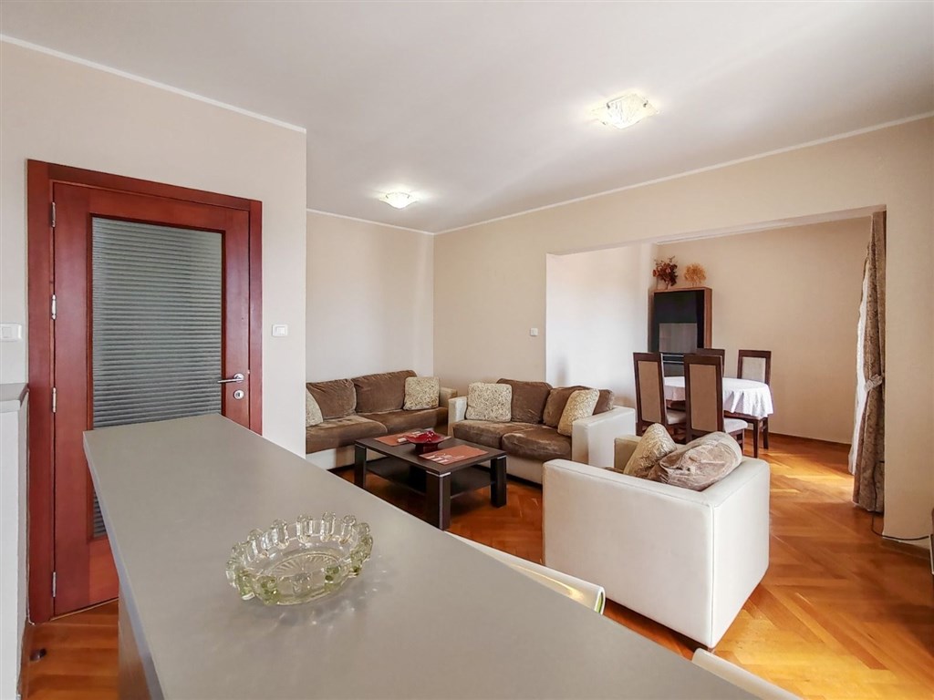 na-prodej-svetly-tri-loznicovy-apartman-v-budve-cerna-hora