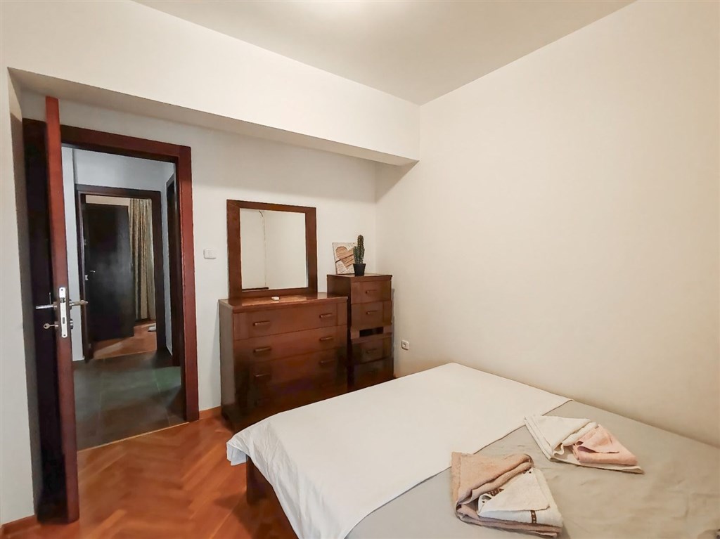 na-prodej-svetly-tri-loznicovy-apartman-v-budve-cerna-hora