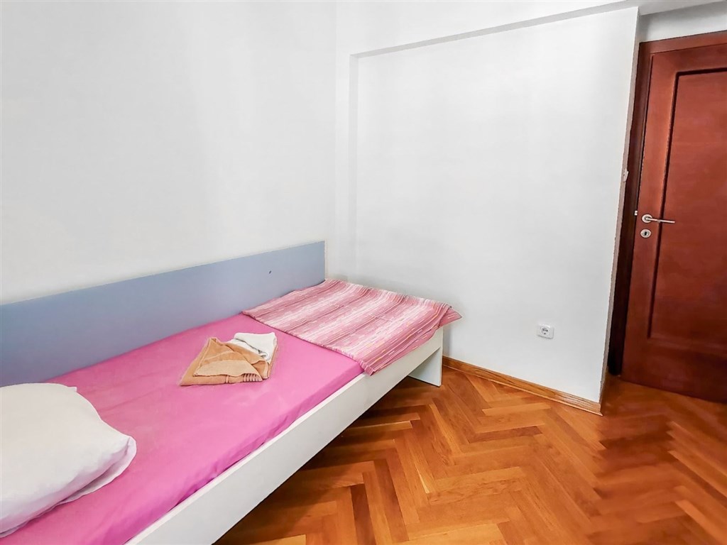na-prodej-svetly-tri-loznicovy-apartman-v-budve-cerna-hora