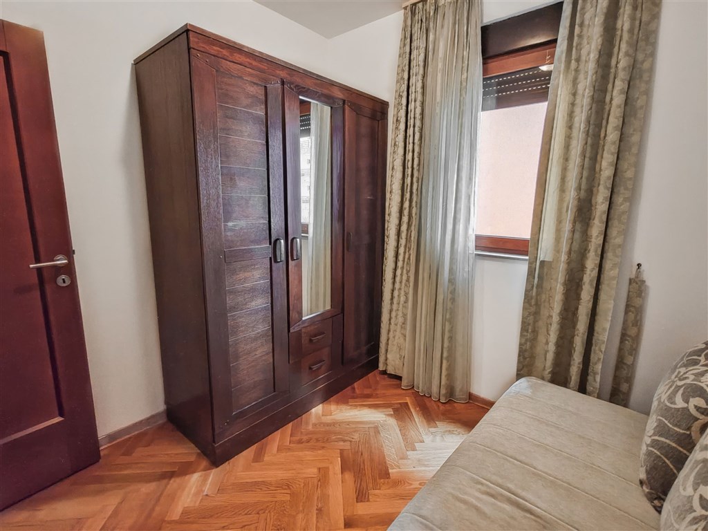 na-prodej-svetly-tri-loznicovy-apartman-v-budve-cerna-hora