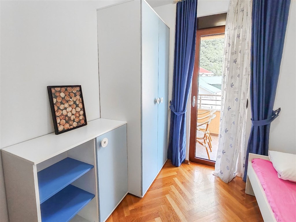 na-prodej-svetly-tri-loznicovy-apartman-v-budve-cerna-hora