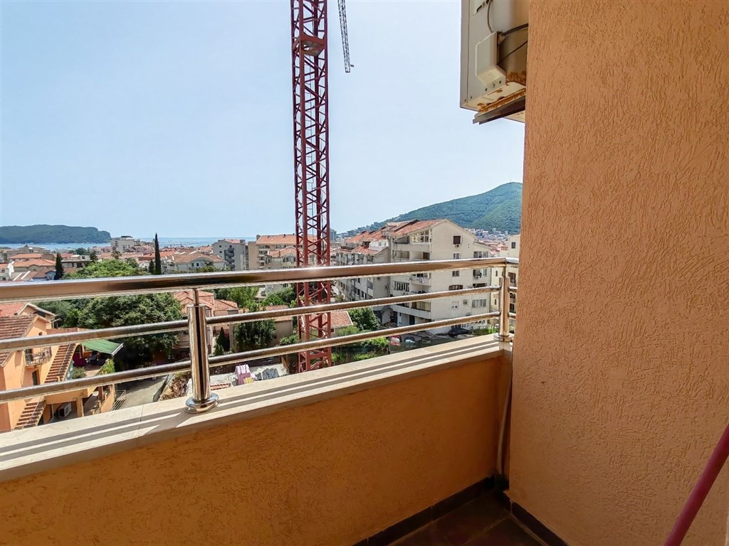 na-prodej-svetly-tri-loznicovy-apartman-v-budve-cerna-hora