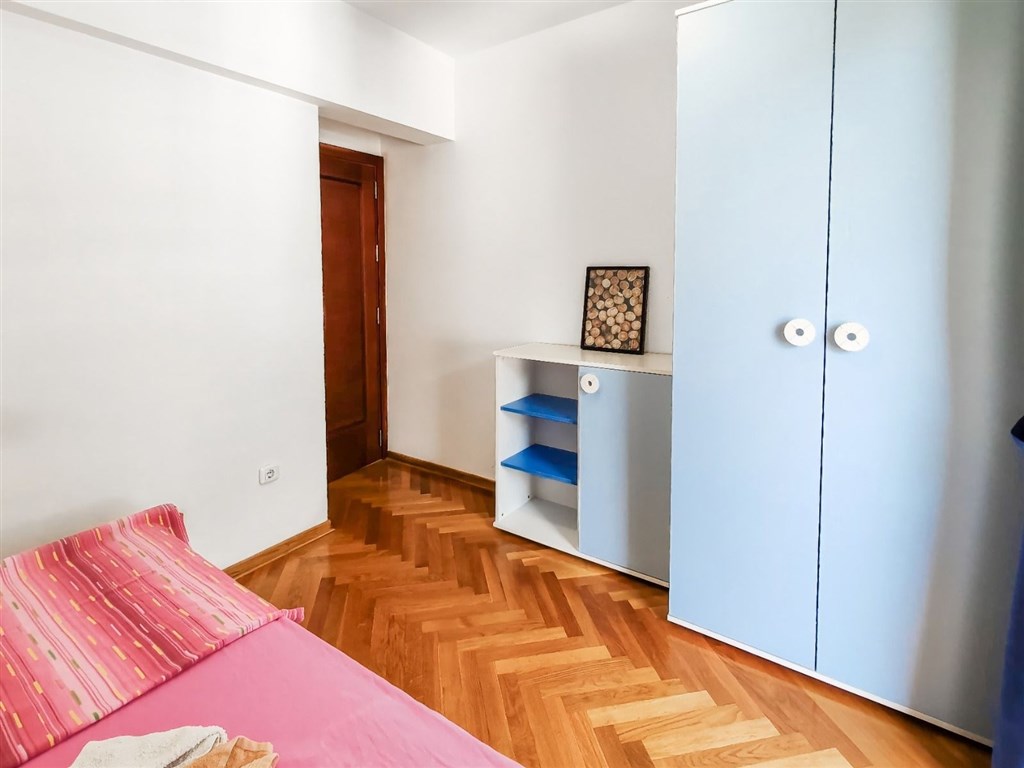 na-prodej-svetly-tri-loznicovy-apartman-v-budve-cerna-hora