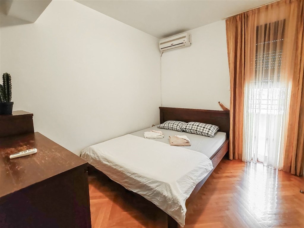 na-prodej-svetly-tri-loznicovy-apartman-v-budve-cerna-hora