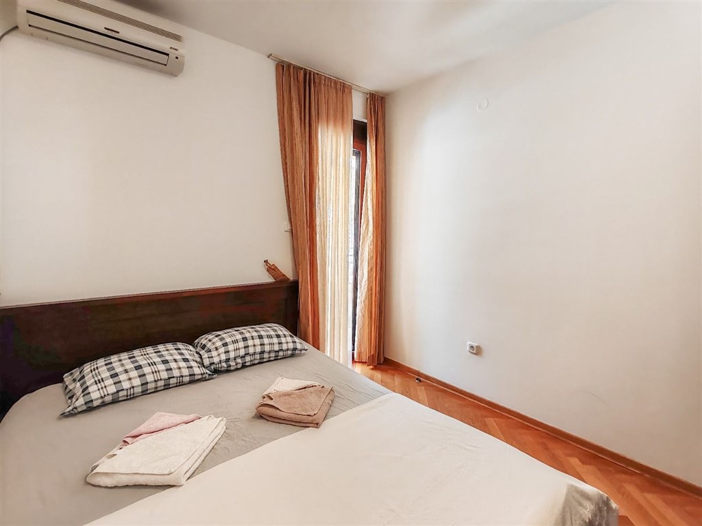 na-prodej-svetly-tri-loznicovy-apartman-v-budve-cerna-hora