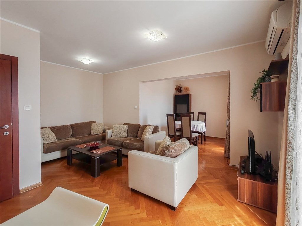 na-prodej-svetly-tri-loznicovy-apartman-v-budve-cerna-hora