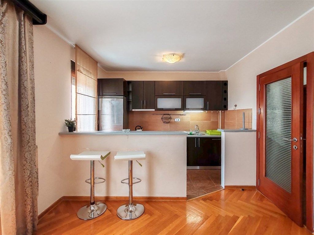 na-prodej-svetly-tri-loznicovy-apartman-v-budve-cerna-hora