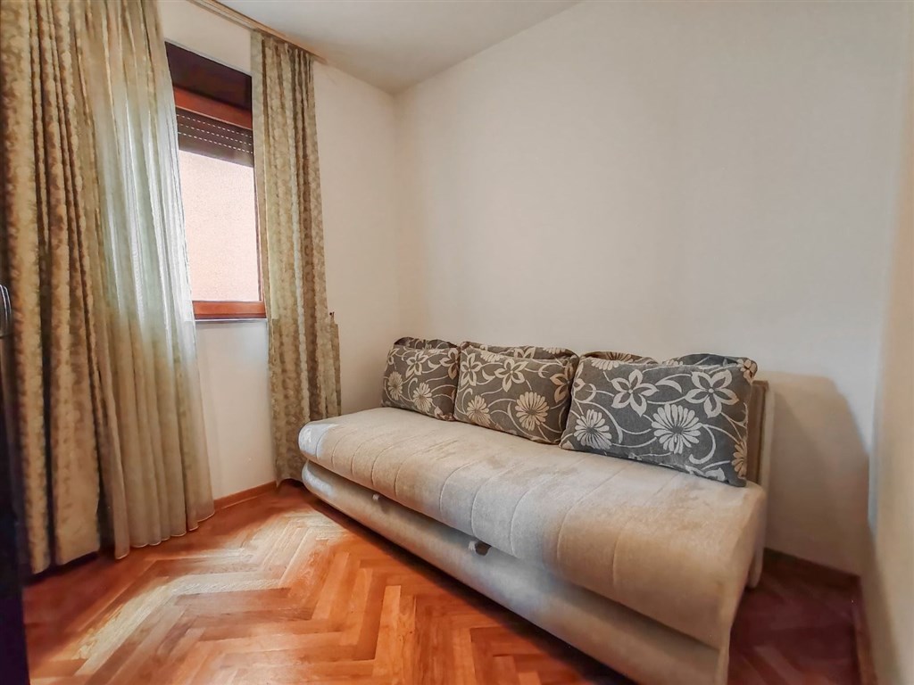 na-prodej-svetly-tri-loznicovy-apartman-v-budve-cerna-hora