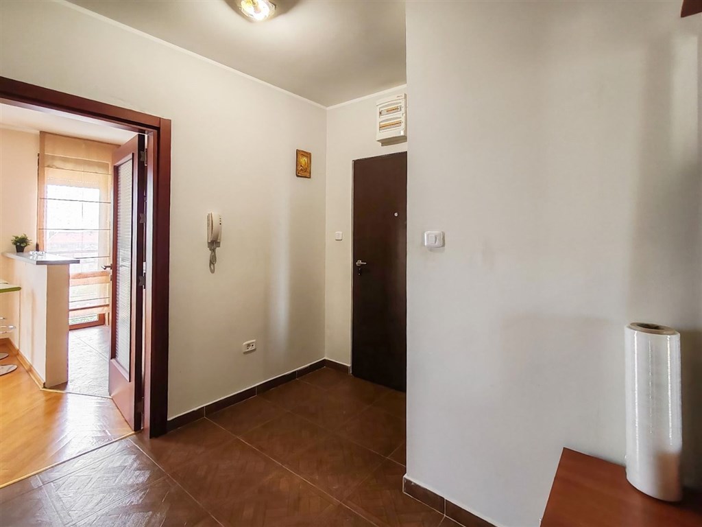na-prodej-svetly-tri-loznicovy-apartman-v-budve-cerna-hora