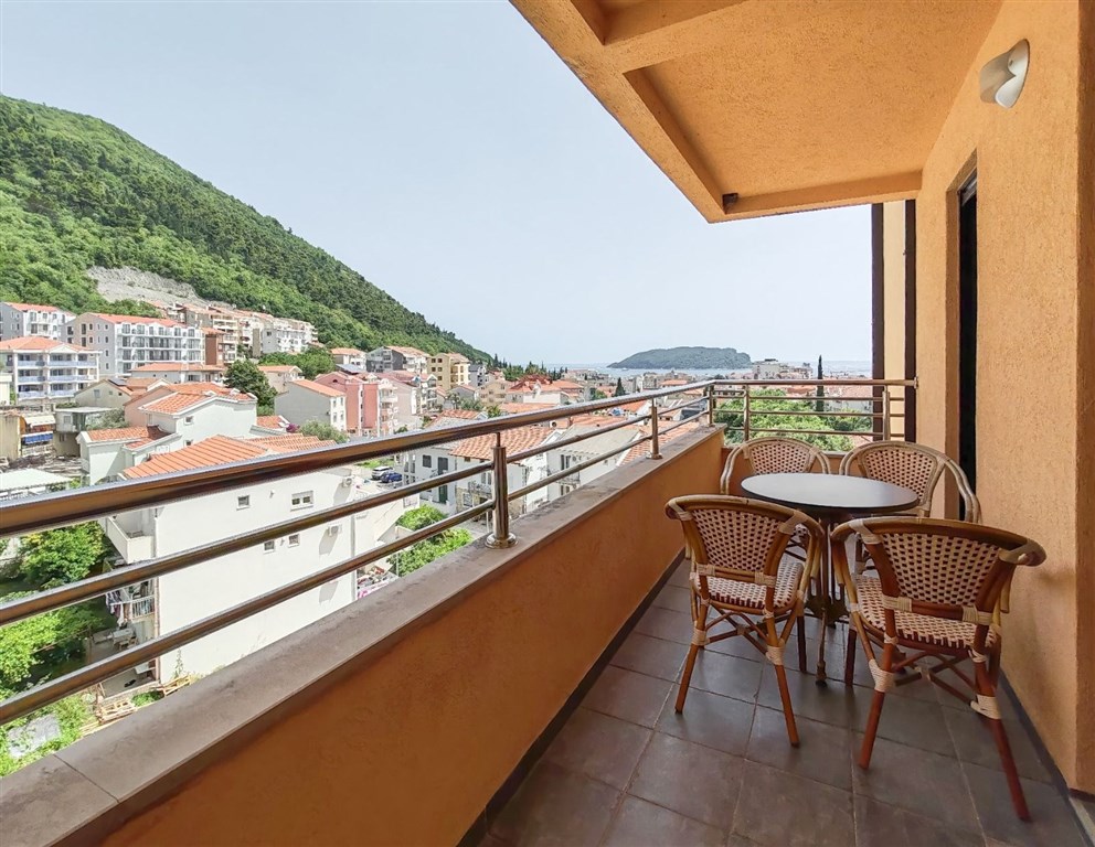 na-prodej-svetly-tri-loznicovy-apartman-v-budve-cerna-hora