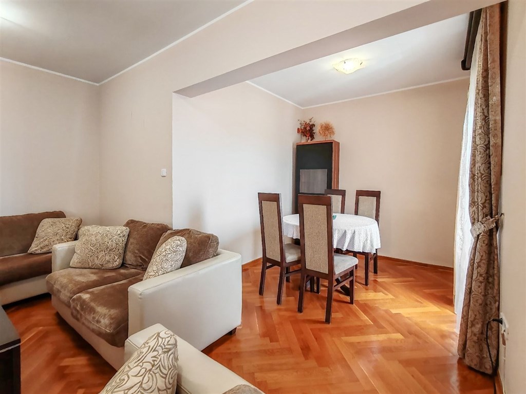 na-prodej-svetly-tri-loznicovy-apartman-v-budve-cerna-hora
