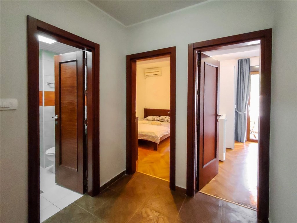 na-prodej-svetly-tri-loznicovy-apartman-v-budve-cerna-hora