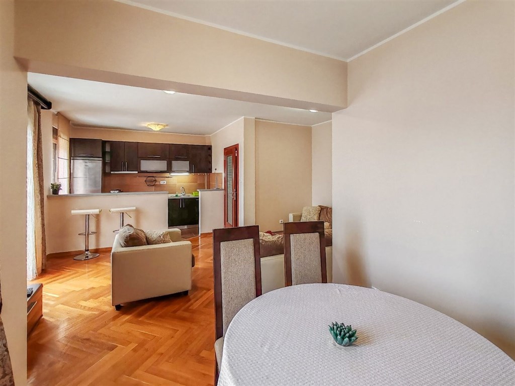 na-prodej-svetly-tri-loznicovy-apartman-v-budve-cerna-hora