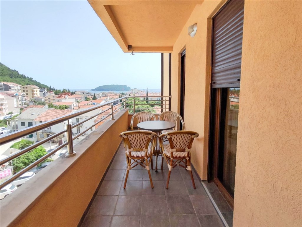 na-prodej-svetly-tri-loznicovy-apartman-v-budve-cerna-hora